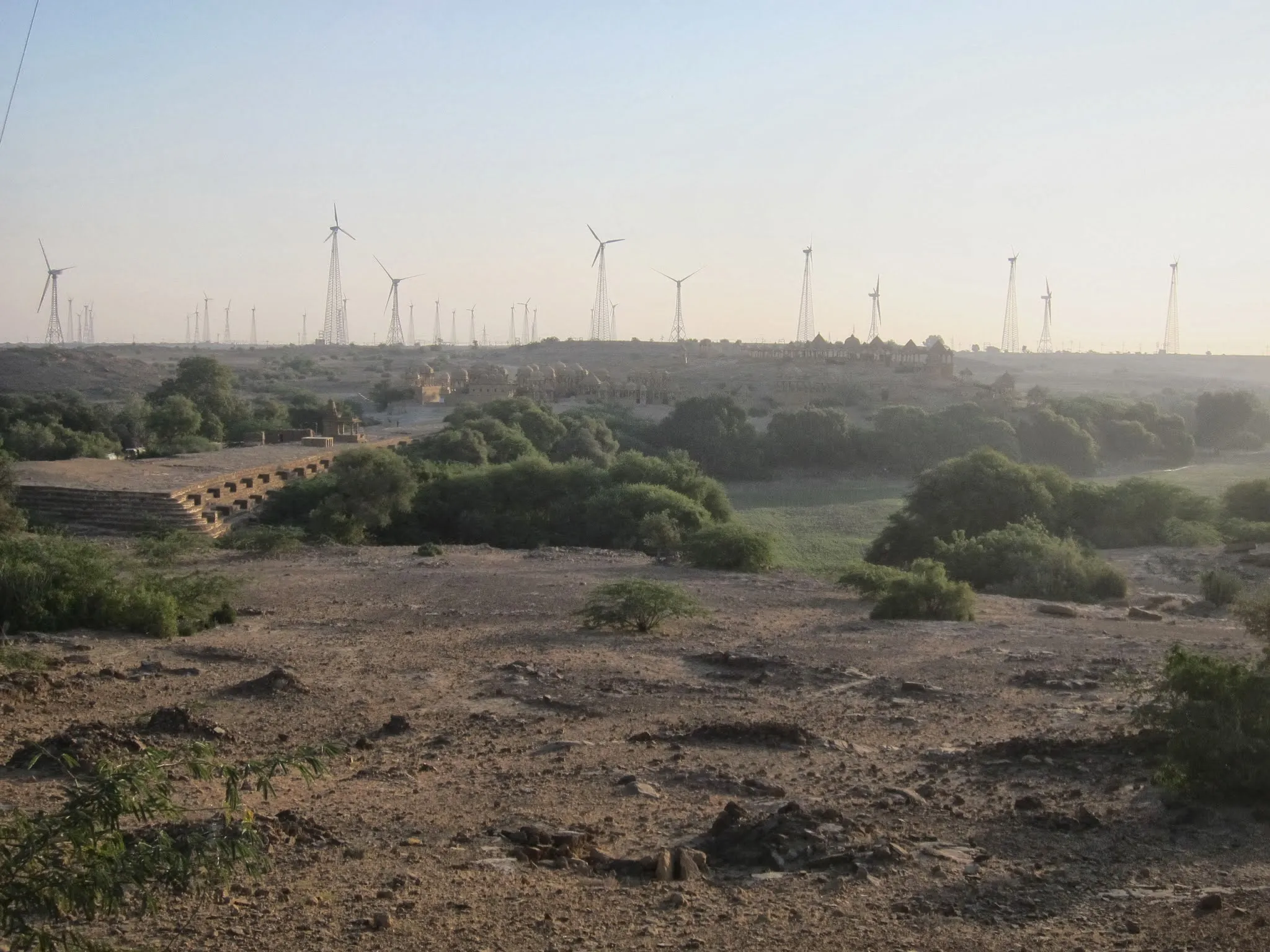 Farmy elektrowni wiatrowych ciągnące się od Jaisalmeru dziesiątkami kilometrów
