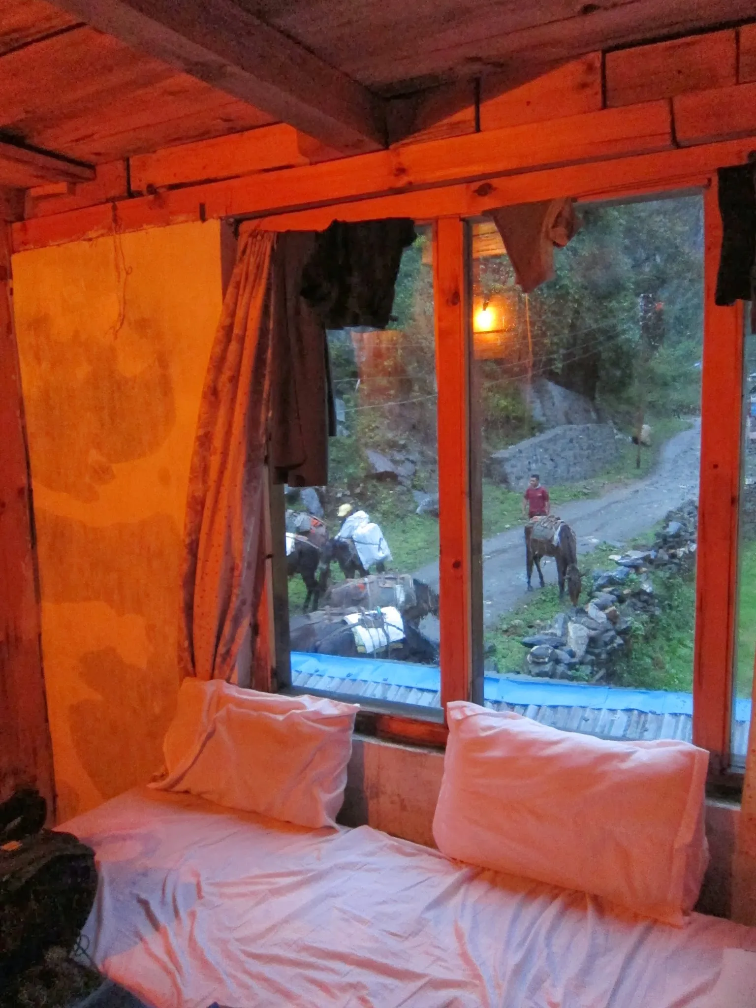 O zmroku pod chatę dociera transport na kucach z bandą Nepalczyków