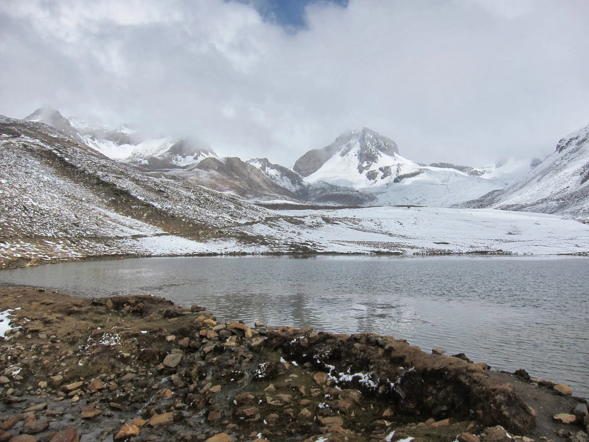 Lodowcowe jezioro Ice Lake (4800 m n.p.m.) w chłodnej, pochmurnej aurze