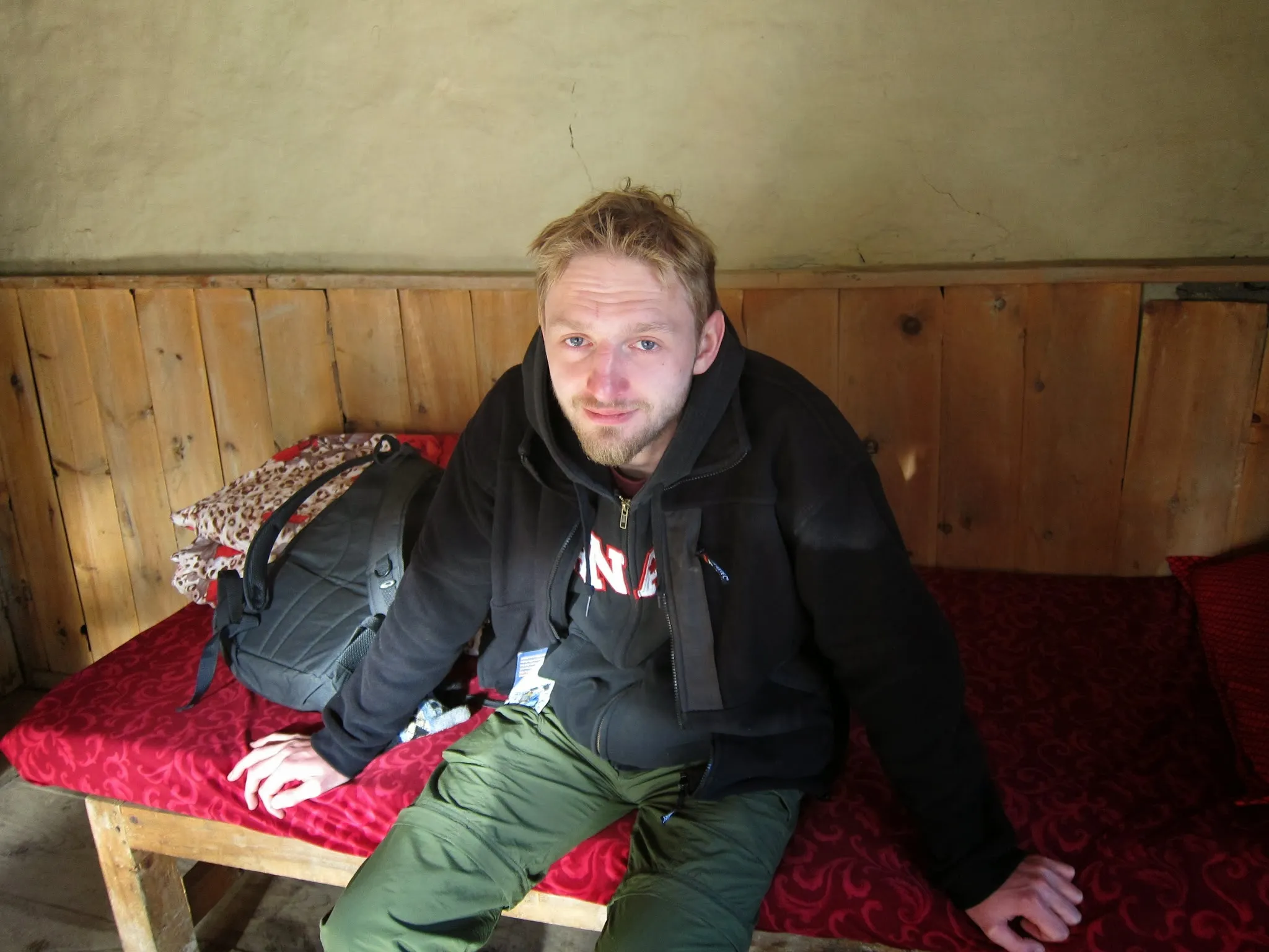 Michał odpoczywa w ogrzewanym pokoiku schroniska