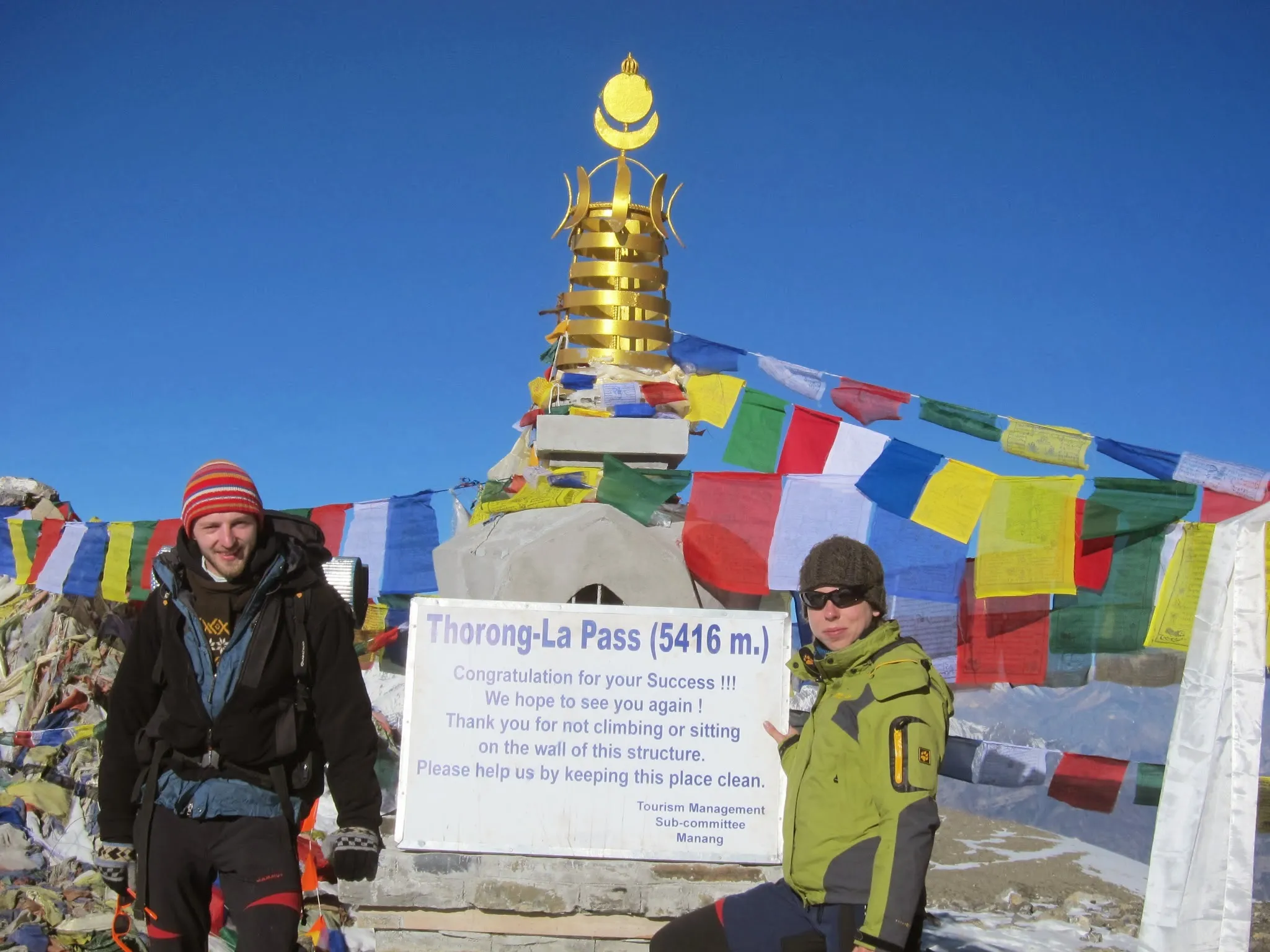 Kasia i Michał przy tablicy na szczycie przełęczy – Thorong-La Pass, 5416 m n.p.m.