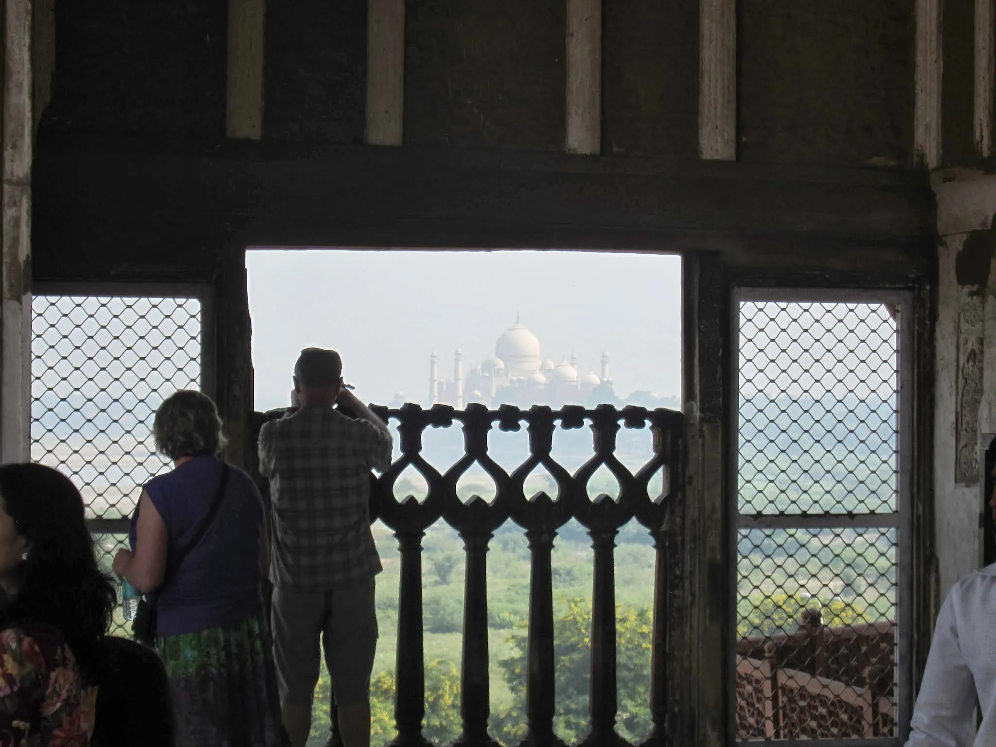 Taj Mahal widziany z okien fortu — jedyny widok, jakim musiał zadowolić się uwięziony Shah Jahan