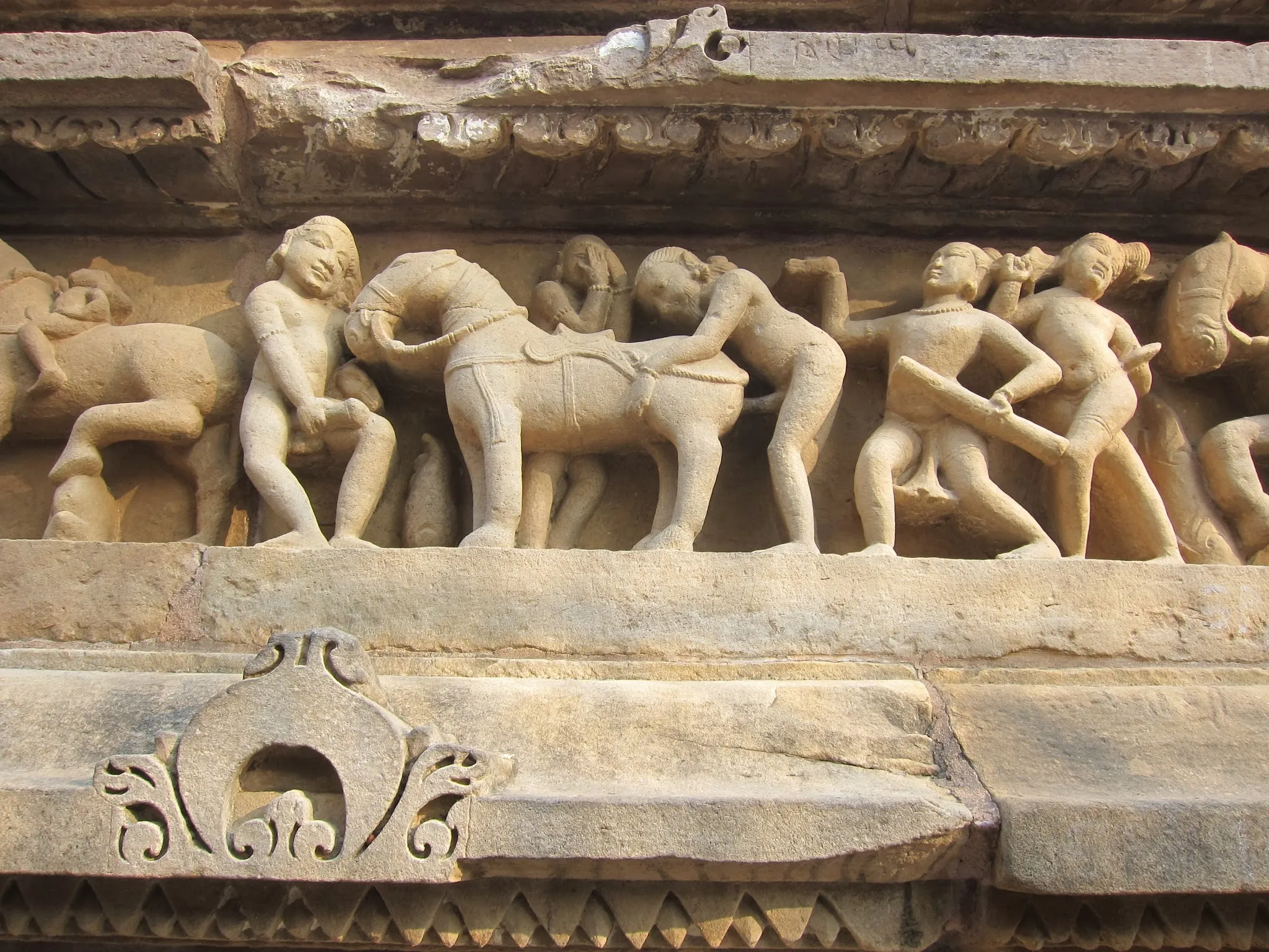 Jedna z najsłynniejszych scen na murach świątyni w Khajuraho