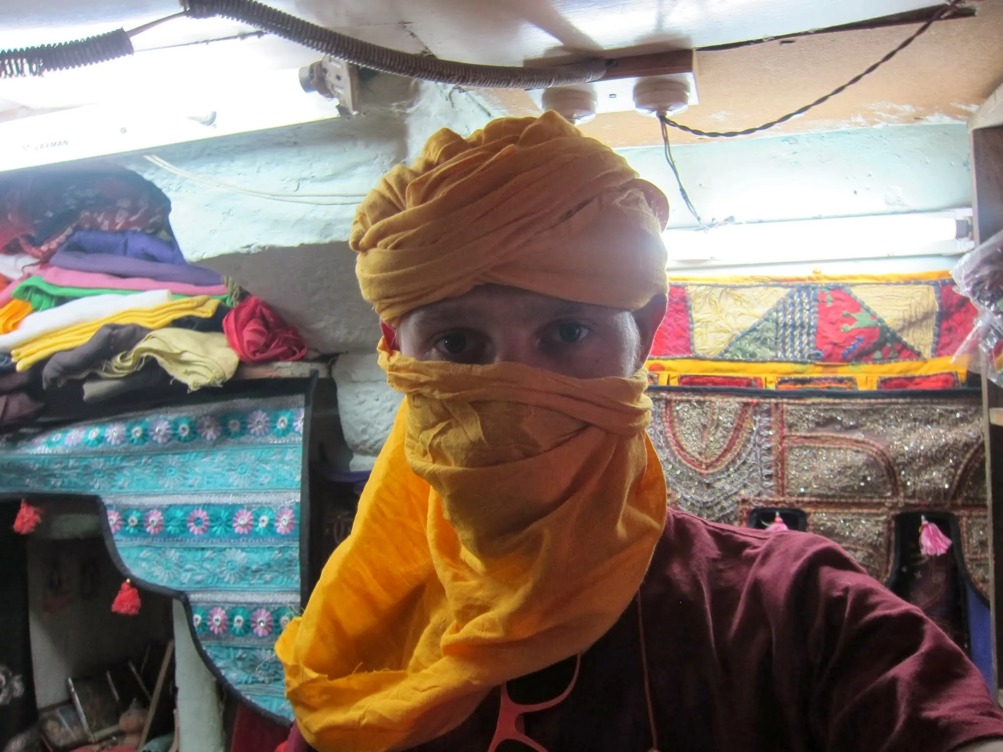 Michał przymierza turban w sklepie z tkaninami.